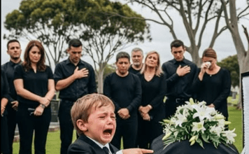 Dvogodišnja beba stalno je pokazivala očev lijes i neutješno plakala. Ono što se zatim dogodilo bilo je jezivo…