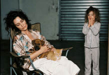 Majka je izbacila kutiju sa štenetom i mačetom u garažu jer su joj isprljali beli tepih a ujutru je ćerka zatekla prizor koji ju je rasplakao