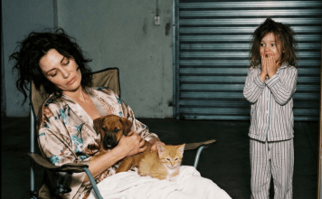 Majka je izbacila kutiju sa štenetom i mačetom u garažu jer su joj isprljali beli tepih a ujutru je ćerka zatekla prizor koji ju je rasplakao