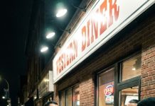 Rastrgli su joj bluzu „za zabavu” — ne sluteći da je njen muž čovek koji ne zaboravlja poniženje