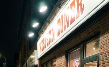 Rastrgli su joj bluzu „za zabavu” — ne sluteći da je njen muž čovek koji ne zaboravlja poniženje