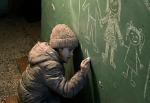 Svakog petka je pakovala stvari u mali roze ruksak i selila se od mame do tate. Kad je jednog dana nestala bez traga, našli su je na mestu koje im je srušilo ego