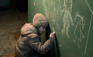 Svakog petka je pakovala stvari u mali roze ruksak i selila se od mame do tate. Kad je jednog dana nestala bez traga, našli su je na mestu koje im je srušilo ego