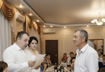 Kada je siromašan otac svojoj kćerki za vjenčanje poklonio običnu kovertu, bogata rodbina mladoženje počela se smijati takvom „velikodušnom“ poklonu. ☹️🤔