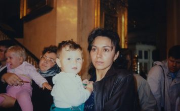 Jasminu iz Kragujevca je majka kao bebu povila u plastičnu kesu i dala u dom: “Kad me je videla posle 35 godina, pala je na pod”