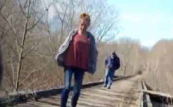 Dve devojčice šetale šumom, spazile čudnog čoveka koji ih prati, uzele da snimaju, a od tada im se gubi trag: Posle 5 godina, penzionerka dolazi do šok saznanja