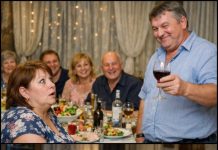 Na večeri sa prijateljima moj muž je rekao: „Ispuniću još godinu dana i onda ću podneti zahtev za razvod. Ona mi nije ravna.” Svi su se nasmejali, ponosni na njega. Ja sam se nasmešila i odgovorila: „A zašto čekati? Hajde da se rastanemo odmah.” Uzela sam svoju torbu i otišla. Nakon nekoliko sati… Dobila sam poruku od njegovog najboljeg prijatelja — i ona me je ostavila bez reči… 😲😲😲