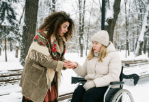 Ciganka je prišla djevojci u kolicima i uzela je za ruku – po onome što je vidjela unutra ………. 😲