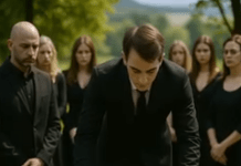 Sin je došao na majčinu sahranu samo zbog nasledstva, ali kada se nagnuo da se oprosti od nje, primetio je čudno pomeranje u sanduku.