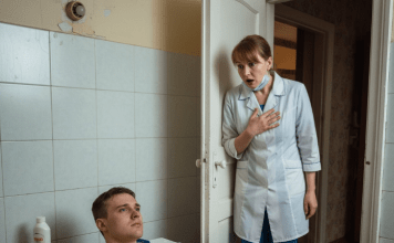 Da bi obezbedila svoje dete, samohrana majka morala je pristati da okupa paralizovanog milionera. Iz onoga što sam videla, ZANIJEMILA SAM… 😲😲😲