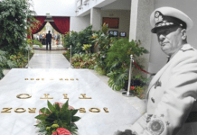 U današnjem članku vam pišemo na temu smrti Josipa Broza Tita, ključne figure u istoriji Jugoslavije, koja nije označila samo kraj njegovog života, već i kraj jedne političke i ideološke epohe. Njegova smrt 4. maja 1980. godine u Ljubljani ostavila je dubok trag, ne samo u Jugoslaviji, već i širom Balkana, jer je Tito bio simbol stabilnosti, jedinstva i nesvrstanosti u svetu podeljenom Hladnim ratom. Josip Broz Tito, lider koji je obeležio savremenu istoriju Balkana, bio je više od političkog vođe; on je bio figura koja je predstavljala temelj sistema i ideologije koja je upravljala Jugoslavijom tokom nekoliko decenija. Njegov politički uticaj i autoritet tokom njegovog života omogućili su Jugoslaviji da ostane stabilna, uprkos brojnim unutrašnjim i spoljnim izazovima. Tito je svojim liderstvom stvorio političku ravnotežu koja je usmeravala različite narode Jugoslavije ka zajedničkom cilju, iako su interesi i ambicije tih naroda često bili suprotstavljeni. Njegova smrt, koja je došla nakon duge i teške bolesti, izazvala je globalnu pažnju i zabrinutost. Bolest koja ga je zadesila počela je u decembru 1979. godine, kada je došlo do opstrukcije krvotoka u njegovoj levoj nozi, što je zahtevalo hitnu medicinsku intervenciju. Kasnije je, usled komplikacija, morao da podnese amputaciju noge, a ubrzo su usledile i druge zdravstvene poteškoće, uključujući probleme sa bubrezima i upalu pluća. Tito je bio stavljen u veštačku komu, ali njegovo stanje je bilo ozbiljno i nije se mogao oporaviti. U trenutku njegove smrti, jugoslovensko društvo bilo je u stanju šoka, jer se činilo da sa njegovim odlaskom nestaje i ključna figura koja je održavala jedinstvo i stabilnost u zemlji. Sahrana Josipa Broza Tita, koja je organizovana sa velikim poštovanjem i pažnjom, postala je jedno od najvećih političkih događanja u 20. veku. U Beograd su došli predstavnici više od 120 zemalja, uključujući najviše političke autoritete, od predsednika i premijera do kraljeva i lidera iz suprotstavljenih političkih blokova. Na sahrani je prisustvovao i veliki broj međunarodnih lidera, što je simbolizovalo njegov značaj na globalnoj političkoj sceni. Međutim, unatoč tom impresivnom oproštaju, smrt Josipa Broza Tita označila je početak kraja Jugoslavije, jer su u godinama koje su usledile, počeli da izbijaju unutrašnji konflikti, koji su na kraju doveli do raspada države. Tito je želeo da njegov večni dom bude jednostavan, bez pompe i velikih spomenika. Zamišljao je svoj sarkofag od belog mermera, bez monumentalnih ukrasa, a njegova želja je ispunjena u Kući cveća, koja je danas postala memorialni centar i jedno od najposećenijih mesta u regionu. Ovo mesto ne služi samo kao poslednje počivalište, već i kao podsećanje na političku i ideološku istoriju Jugoslavije. Iako je Tito bio kontroverzna ličnost, njegova smrt i njen uticaj na jugoslovensko društvo i politiku nisu nikada bili spori – njegova smrt je označila kraj jedne epohe, koja je, usprkos svim nesuglasicama i kritikama, oblikovala istoriju Balkana. Takođe, smrt Josipa Broza Tita je bila katalizator za političke promene koje su dovele do novih izazova za Jugoslaviju. Bez Tita kao centralne figure, Jugoslavija je brzo počela da gubi političku ravnotežu, što je na kraju rezultiralo devedesetim godinama i tragičnim ratovima koji su zahvatili bivše jugoslovenske republike. Iako se Tito često kritikuje zbog autoritarizma i ograničavanja političkih sloboda, njegovo nasleđe u pogledu očuvanja mira među različitim narodima i etničkim grupama u Jugoslaviji ne može se zanemariti. Tito je za mnoge bio simbol stabilnosti, pa čak i nade, a njegova smrt je bila kraj jedne od najkompleksnijih i najvažnijih političkih epoha u istoriji Balkana