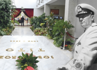 U današnjem članku vam pišemo na temu smrti Josipa Broza Tita, ključne figure u istoriji Jugoslavije, koja nije označila samo kraj njegovog života, već i kraj jedne političke i ideološke epohe. Njegova smrt 4. maja 1980. godine u Ljubljani ostavila je dubok trag, ne samo u Jugoslaviji, već i širom Balkana, jer je Tito bio simbol stabilnosti, jedinstva i nesvrstanosti u svetu podeljenom Hladnim ratom. Josip Broz Tito, lider koji je obeležio savremenu istoriju Balkana, bio je više od političkog vođe; on je bio figura koja je predstavljala temelj sistema i ideologije koja je upravljala Jugoslavijom tokom nekoliko decenija. Njegov politički uticaj i autoritet tokom njegovog života omogućili su Jugoslaviji da ostane stabilna, uprkos brojnim unutrašnjim i spoljnim izazovima. Tito je svojim liderstvom stvorio političku ravnotežu koja je usmeravala različite narode Jugoslavije ka zajedničkom cilju, iako su interesi i ambicije tih naroda često bili suprotstavljeni. Njegova smrt, koja je došla nakon duge i teške bolesti, izazvala je globalnu pažnju i zabrinutost. Bolest koja ga je zadesila počela je u decembru 1979. godine, kada je došlo do opstrukcije krvotoka u njegovoj levoj nozi, što je zahtevalo hitnu medicinsku intervenciju. Kasnije je, usled komplikacija, morao da podnese amputaciju noge, a ubrzo su usledile i druge zdravstvene poteškoće, uključujući probleme sa bubrezima i upalu pluća. Tito je bio stavljen u veštačku komu, ali njegovo stanje je bilo ozbiljno i nije se mogao oporaviti. U trenutku njegove smrti, jugoslovensko društvo bilo je u stanju šoka, jer se činilo da sa njegovim odlaskom nestaje i ključna figura koja je održavala jedinstvo i stabilnost u zemlji. Sahrana Josipa Broza Tita, koja je organizovana sa velikim poštovanjem i pažnjom, postala je jedno od najvećih političkih događanja u 20. veku. U Beograd su došli predstavnici više od 120 zemalja, uključujući najviše političke autoritete, od predsednika i premijera do kraljeva i lidera iz suprotstavljenih političkih blokova. Na sahrani je prisustvovao i veliki broj međunarodnih lidera, što je simbolizovalo njegov značaj na globalnoj političkoj sceni. Međutim, unatoč tom impresivnom oproštaju, smrt Josipa Broza Tita označila je početak kraja Jugoslavije, jer su u godinama koje su usledile, počeli da izbijaju unutrašnji konflikti, koji su na kraju doveli do raspada države. Tito je želeo da njegov večni dom bude jednostavan, bez pompe i velikih spomenika. Zamišljao je svoj sarkofag od belog mermera, bez monumentalnih ukrasa, a njegova želja je ispunjena u Kući cveća, koja je danas postala memorialni centar i jedno od najposećenijih mesta u regionu. Ovo mesto ne služi samo kao poslednje počivalište, već i kao podsećanje na političku i ideološku istoriju Jugoslavije. Iako je Tito bio kontroverzna ličnost, njegova smrt i njen uticaj na jugoslovensko društvo i politiku nisu nikada bili spori – njegova smrt je označila kraj jedne epohe, koja je, usprkos svim nesuglasicama i kritikama, oblikovala istoriju Balkana. Takođe, smrt Josipa Broza Tita je bila katalizator za političke promene koje su dovele do novih izazova za Jugoslaviju. Bez Tita kao centralne figure, Jugoslavija je brzo počela da gubi političku ravnotežu, što je na kraju rezultiralo devedesetim godinama i tragičnim ratovima koji su zahvatili bivše jugoslovenske republike. Iako se Tito često kritikuje zbog autoritarizma i ograničavanja političkih sloboda, njegovo nasleđe u pogledu očuvanja mira među različitim narodima i etničkim grupama u Jugoslaviji ne može se zanemariti. Tito je za mnoge bio simbol stabilnosti, pa čak i nade, a njegova smrt je bila kraj jedne od najkompleksnijih i najvažnijih političkih epoha u istoriji Balkana