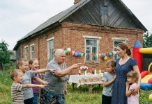 1. septembar sam dovela djecu na svoju vikendicu, a tamo je već u punom jeku zabavljala svekrva sa šogoricom i njihovom djecom. “Šta ste došle sa svojim oparešima? Mi ovdje slavimo početak školske godine, i vi nemate šta da tražite, nestajte!” – urlala je svekrva i šutnula moju djecu. Ove idiotkinje nisu znale s kim su se zakačile, za nekoliko minuta sam im pretvorila život u pakao… 😲😲😲