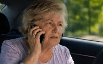 Slučajno sam vidjela kako moja snaha baca stari smeđi kofer u duboko jezero; činilo mi se vrlo čudno, a kada sam izvukla kofer iz vode, bila sam užasnuta onim što je unutra.