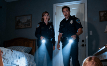 Jecajući, djevojčica je nazvala 911: “Moj tata i njegov prijatelj su pijani… opet to rade mami!” Policajci su pojurili prema kući — a ono što su tamo zatekli ostavilo ih je užasnute…