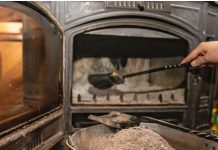 Ne bacajte pepeo iz peći: Samo stavite šaku u ćošak kuće i riješite problem koji sve izluđuje zimi