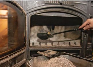 Ne bacajte pepeo iz peći: Samo stavite šaku u ćošak kuće i riješite problem koji sve izluđuje zimi