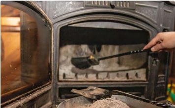 Ne bacajte pepeo iz peći: Samo stavite šaku u ćošak kuće i riješite problem koji sve izluđuje zimi