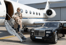 Svekrva mi je izbacila kofer pred vrata: „Baba bez deteta nam nije potrebna!“ Muž je tiho stavio dokumente za razvod na sto. Četiri godine kasnije izašla sam iz privatnog aviona sa sinom u rukama. Njihova lica su trebalo da se vide… 😲😲😲