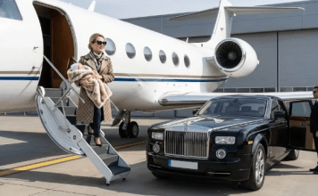 Svekrva mi je izbacila kofer pred vrata: „Baba bez deteta nam nije potrebna!“ Muž je tiho stavio dokumente za razvod na sto. Četiri godine kasnije izašla sam iz privatnog aviona sa sinom u rukama. Njihova lica su trebalo da se vide… 😲😲😲