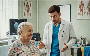 O čemu je vaš ginekolog razmišljao?! – doktori su vrištali tokom porođaja starijoj ženi. A kada su vidjeli KOGA je rodila, jednostavno su ostali bez riječi… 😱😱😱…