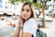 Školski nasilnik mislio je da vlada hodnicima, ali susret sa misterioznom devojkom promenio je sve za samo deset sekundi