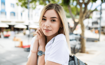 Školski nasilnik mislio je da vlada hodnicima, ali susret sa misterioznom devojkom promenio je sve za samo deset sekundi