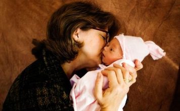 Baka na Fejsbuku objavila fotografije sa rođenja svog unuka, pa umalo završila u zatvoru: Ćerka je prijavila