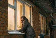 Tajni plan muža: žena je poslušala šapat sina i otkrila u kući ono što je muž pripremao za njihov povratak.