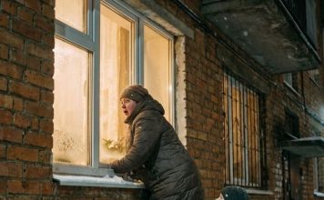 Tajni plan muža: žena je poslušala šapat sina i otkrila u kući ono što je muž pripremao za njihov povratak.