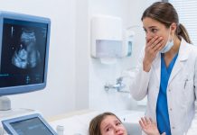 Djevojčica se žali na bolove u stomaku nakon vikenda kod svog očuha.