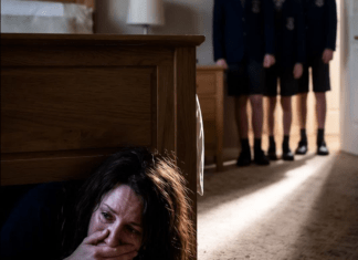 Sakrila sam se ispod kreveta i čula istinu koju nijedna majka ne želi da zna