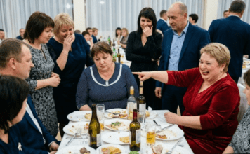 Šta, NEUSPIJEŠNA, bila si najbolja u razredu, a gdje si sada? – smijali su se školski prijatelji na susretu nakon 30 godina… A za minut, svi su ostali zapanjeni… 😲😲😲