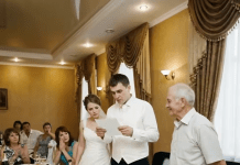 Otac je mladenki uručio neprijatnu papirnu kovertu koja je momentalno izazvala suzdržani smijeh i zavodljive komentare novog člana porodice. Djevojčica je otvorila poruku, brzo je pregledala i bez riječi dala papir svom mužu. Kad je pročitao sadržaj, pao je na stolicu, bez riječi… 😲😲😲