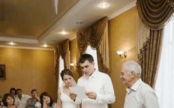 Otac je mladenki uručio neprijatnu papirnu kovertu koja je momentalno izazvala suzdržani smijeh i zavodljive komentare novog člana porodice. Djevojčica je otvorila poruku, brzo je pregledala i bez riječi dala papir svom mužu. Kad je pročitao sadržaj, pao je na stolicu, bez riječi… 😲😲😲