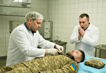 Mrtvi vojnik je doveden u mrtvačnicu, a kada ga je patolog skinuo, šokirao se kad je vidio OVO …….. 😲😲😲