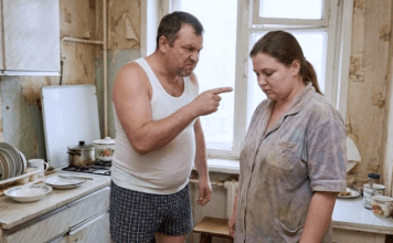 „Pakuj se i idi u selo kod svojih svinja koje su ti ostale u nasledstvo!“ — smeškao se muž, izbacujući Dašu iz kuće. Ali, nakon godinu dana, čuvši za nju u vijestima, odmah je otišao u selo i ODUŠEVIO SE onim što je video… 😲😲😲