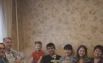 Moj muž je odlučio proslaviti svoj rođendan kod nas kući i pozvao sve svoje rodbine: svekrva i šogorica su me cijelu večer kritikovale i moju hranu, ali u jednom trenutku moje strpljenje je jednostavno puklo 😢🤔