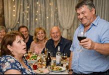 Na večeri sa prijateljima, moj muž je rekao: “Čekat ću još jednu godinu i podnijeti zahtjev za razvod. “Ona nije moj nivo. Svi su se smijali, ponosni na njega. Nasmiješio sam se i odgovorio: “Zašto čekati? “Hajde da raskinemo sada”. Uzeo sam torbu i otišao. Za nekoliko sati… Dobio sam poruku od njegovog najboljeg prijatelja i ostavio me bez teksta……. 😲😲😲