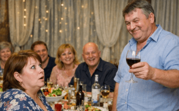 Na večeri sa prijateljima, moj muž je rekao: “Čekat ću još jednu godinu i podnijeti zahtjev za razvod. “Ona nije moj nivo. Svi su se smijali, ponosni na njega. Nasmiješio sam se i odgovorio: “Zašto čekati? “Hajde da raskinemo sada”. Uzeo sam torbu i otišao. Za nekoliko sati… Dobio sam poruku od njegovog najboljeg prijatelja i ostavio me bez teksta……. 😲😲😲