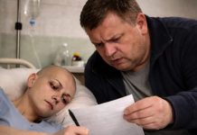 Kada je muž donio dokumente o razvodu na odjeljenje intenzivne njege i stavio pero u ruku svoje supruge, bio je uvjeren da će sve biti gotovo za nekoliko sekundi. Ali kada je vidio šta je ona napisala na papiru, potpuno se ukočio… 😲😲