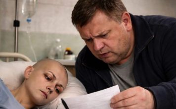 Kada je muž donio dokumente o razvodu na odjeljenje intenzivne njege i stavio pero u ruku svoje supruge, bio je uvjeren da će sve biti gotovo za nekoliko sekundi. Ali kada je vidio šta je ona napisala na papiru, potpuno se ukočio… 😲😲