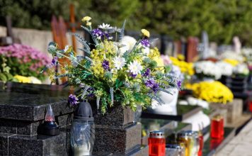 Šta nikako ne valja nositi na groblje: Sveštenik otkriva koju grešku Srbi prave, a nisu ni svesni šta time čine