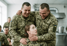 Pet drskih novobrančivih stisnulo je krhku djevojku u ćošku vojničke kantine. Ali samo pola minute kasnije brutalno su platili za svoju fatalnu grešku……. 😲😲😲