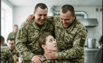 Pet drskih novobrančivih stisnulo je krhku djevojku u ćošku vojničke kantine. Ali samo pola minute kasnije brutalno su platili za svoju fatalnu grešku……. 😲😲😲