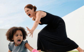 Milijarder se vratio kući ranije — prizor koji je zatekao svoju verenicu nad njegovom ćerkom ostavio je sve bez reči