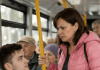 U autobusu je žena sa dvoje dece napravila skandal i zahtevala da joj mladi momak ustupi svoje mesto, ali je odjednom momak uradio nešto od čega su svi putnici zanemeli😨😢