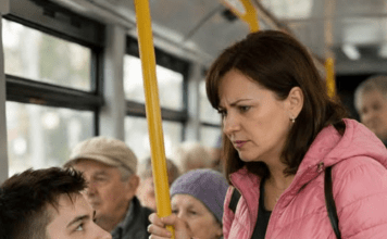 U autobusu je žena sa dvoje dece napravila skandal i zahtevala da joj mladi momak ustupi svoje mesto, ali je odjednom momak uradio nešto od čega su svi putnici zanemeli😨😢