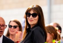 Na sahranu oca došla je prosjakinja koju su deca htela da oteraju. Sinovi su zvali obezbeđenje da je izbace, ali advokat ih je zaustavio i otvorio testament, pa kada je pročitao kome otac ostavlja kuću i zašto, sinovi su poželeli da se zemlja otvori i proguta ih. Sahrana milionera Milana Kovačevića bila je parada licemerja. Sinovi su gledali na sat, čekajući podelu imovine. Kada se pojavila Verica, starica u raspalim patikama, i prišla sanduku sa ljubavlju, sin Dejan je napravio skandal. “Ovo je privatni skup, marš napolje!” vikao je dok je obezbeđenje vuklo jadnu ženu. Ali onda je stigla crna limuzina. Advokat je izašao i zaustavio nasilje rečenicom koja je zaledila krv u žilama prisutnima: “Ako ona ode, niko neće dobiti ni dinara.” Ono što je pisalo u testamentu otkrilo je tajni život pokojnika i neverovatnu ulogu koju je ta “prosjakinja” imala u njemu. Kada je advokat pročitao poslednju rečenicu, najbogatiji ljudi u gradu ostali su nemi od šoka. Nastavak u komentaru 👇