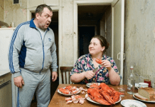 „Pošto ti slabo zarađuješ, hrana u frižideru je samo moja!“ — izjavio je muž i stavio zaključavač na vrata. Slegla sam ramenima. Naveče je došao kući i video me kako jedem jastoge. „Odakle ti novac?“ — povikao je. Moj odgovor ga je naterao da padne na stolicu… 😲😲😲